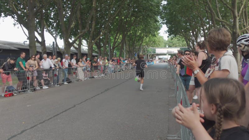 21 juillet 2024 stuttgart allemagne 31. stuttgartlauf am 21. juli 2024 startort am mercedesstrasse. course d'été banque de vidéos