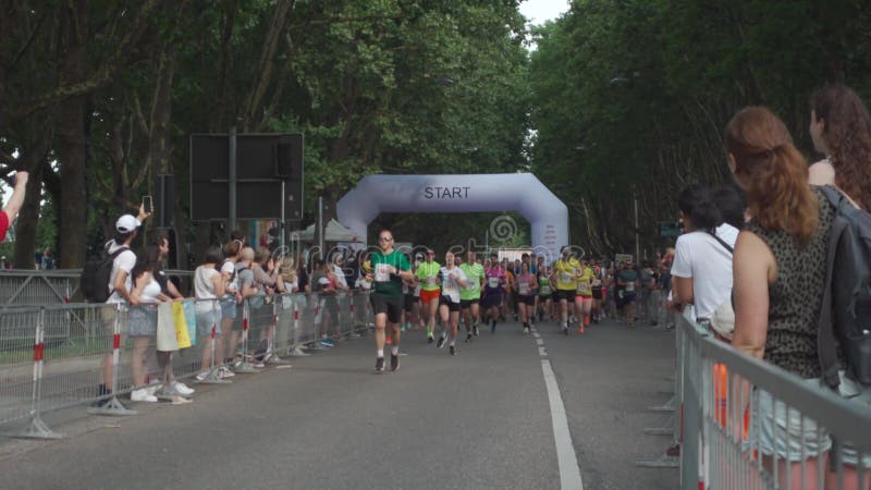 21 juillet 2024 stuttgart allemagne 31. stuttgartlauf am 21. juli 2024 startort am mercedesstrasse. course d'été banque de vidéos