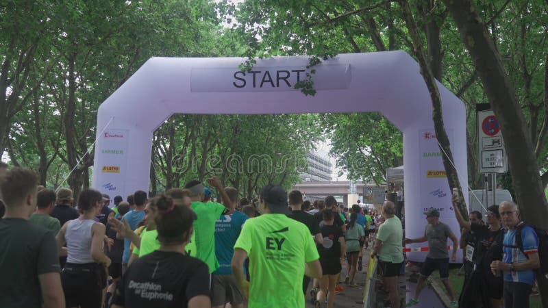 21 juillet 2024 stuttgart allemagne 31. stuttgartlauf am 21. juli 2024 startort am mercedesstrasse. course d'été clips vidéos