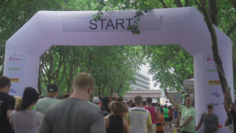 21 juillet 2024 stuttgart allemagne 31. stuttgartlauf am 21. juli 2024 startort am mercedesstrasse. course d'été banque de vidéos