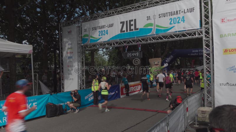 21 juillet 2024 stuttgart allemagne 31. stuttgartlauf am 21. juli 2024 startort am mercedesstrasse. course d'été banque de vidéos