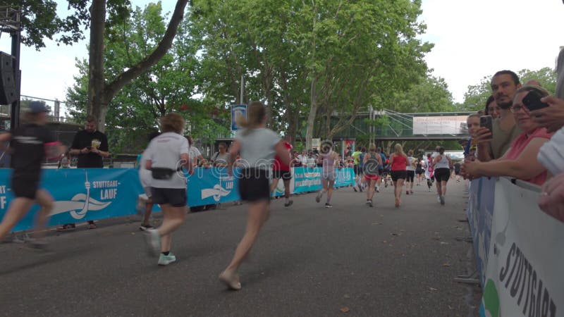 21 juillet 2024 stuttgart allemagne 31. stuttgartlauf am 21. juli 2024 startort am mercedesstrasse. course d'été clips vidéos