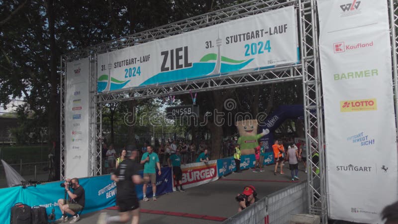 21 juillet 2024 stuttgart allemagne 31. stuttgartlauf am 21. juli 2024 startort am mercedesstrasse. course d'été banque de vidéos