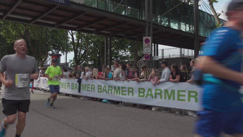 21 juillet 2024 stuttgart allemagne 31. stuttgartlauf am 21. juli 2024 startort am mercedesstrasse. course d'été banque de vidéos