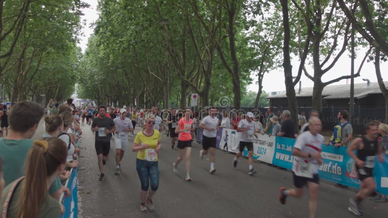 21 juillet 2024 stuttgart allemagne 31. stuttgartlauf am 21. juli 2024 startort am mercedesstrasse. course d'été banque de vidéos