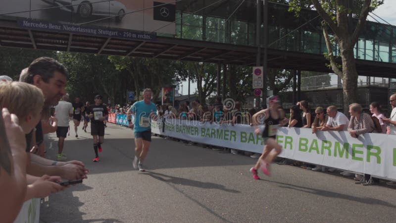 21 juillet 2024 stuttgart allemagne 31. stuttgartlauf am 21. juli 2024 startort am mercedesstrasse. course d'été banque de vidéos
