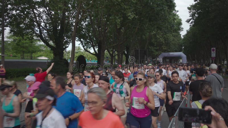 21 juillet 2024 stuttgart allemagne 31. stuttgartlauf am 21. juli 2024 startort am mercedesstrasse. course d'été banque de vidéos