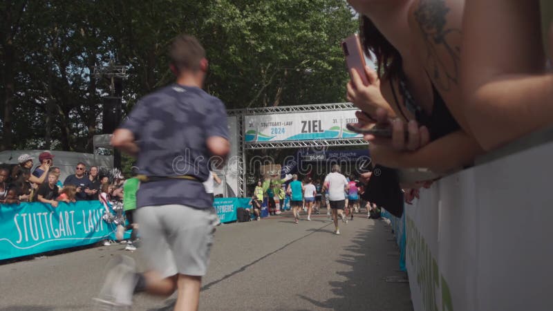 21 juillet 2024 stuttgart allemagne 31. stuttgartlauf am 21. juli 2024 startort am mercedesstrasse. course d'été banque de vidéos