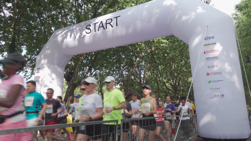 21 juillet 2024 stuttgart allemagne 31. stuttgartlauf am 21. juli 2024 startort am mercedesstrasse. course d'été banque de vidéos
