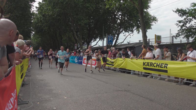 21 juillet 2024 stuttgart allemagne 31. stuttgartlauf am 21. juli 2024 startort am mercedesstrasse. course d'été banque de vidéos
