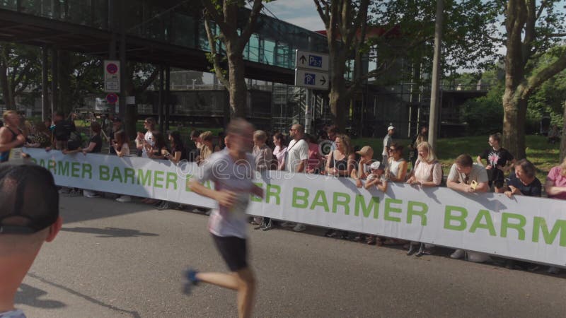 21 juillet 2024 stuttgart allemagne 31. stuttgartlauf am 21. juli 2024 startort am mercedesstrasse. course d'été banque de vidéos