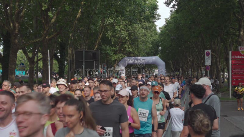 21 juillet 2024 stuttgart allemagne 31. stuttgartlauf am 21. juli 2024 startort am mercedesstrasse. course d'été banque de vidéos