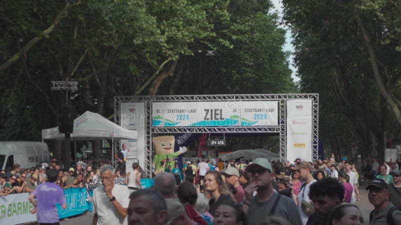 21 juillet 2024 stuttgart allemagne 31. stuttgartlauf am 21. juli 2024 startort am mercedesstrasse. course d'été banque de vidéos