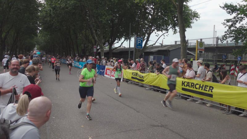 21 juillet 2024 stuttgart allemagne 31. stuttgartlauf am 21. juli 2024 startort am mercedesstrasse. course d'été banque de vidéos