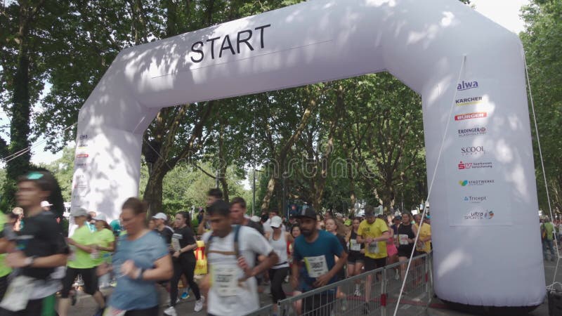 21 juillet 2024 stuttgart allemagne 31. stuttgartlauf am 21. juli 2024 startort am mercedesstrasse. course d'été clips vidéos