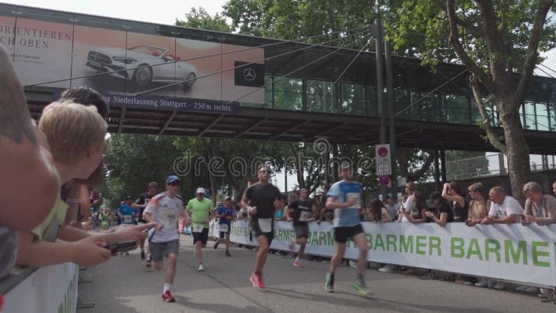 21 juillet 2024 stuttgart allemagne 31. stuttgartlauf am 21. juli 2024 startort am mercedesstrasse. course d'été banque de vidéos