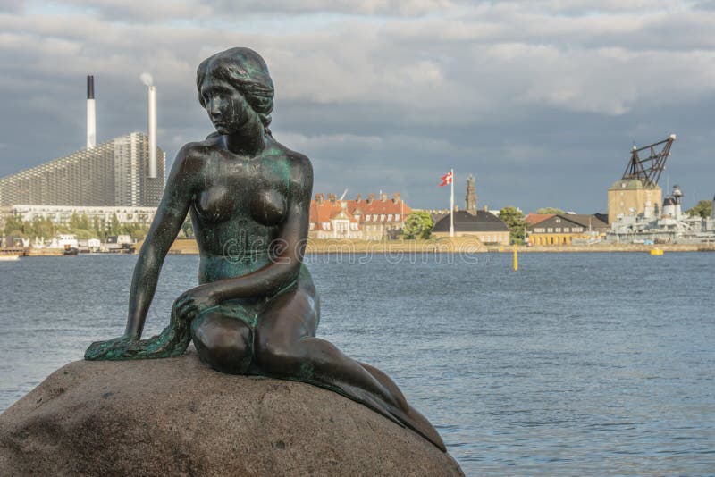 Juillet, 8 2018 - une vue de la petite statue de sirène à Copenhague Danemark photographie stock libre de droits Juillet, 8 2018 - une vue de la petite statue de sirène à Copenhague Danemark photographie stock libre de droits