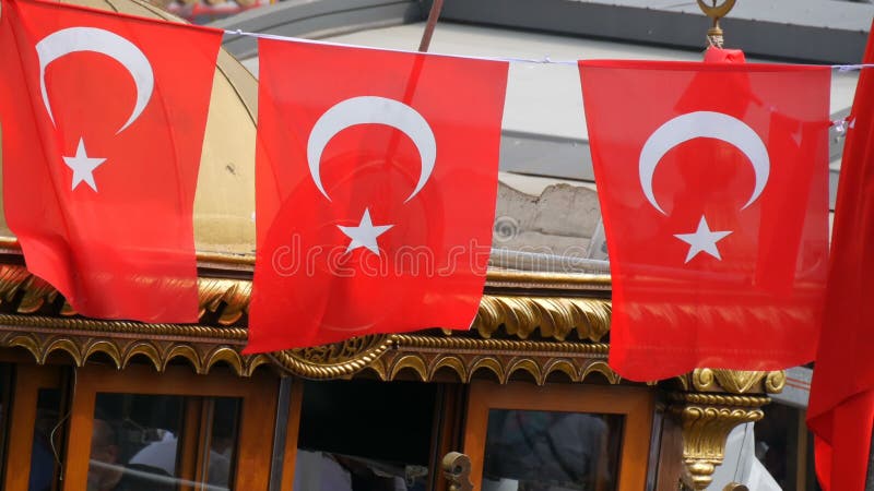 11 juin 2019 - Istanbul, Turquie : Vagues turques de drapeau national dans le vent contre le ciel dans le pilier d'Eminonu