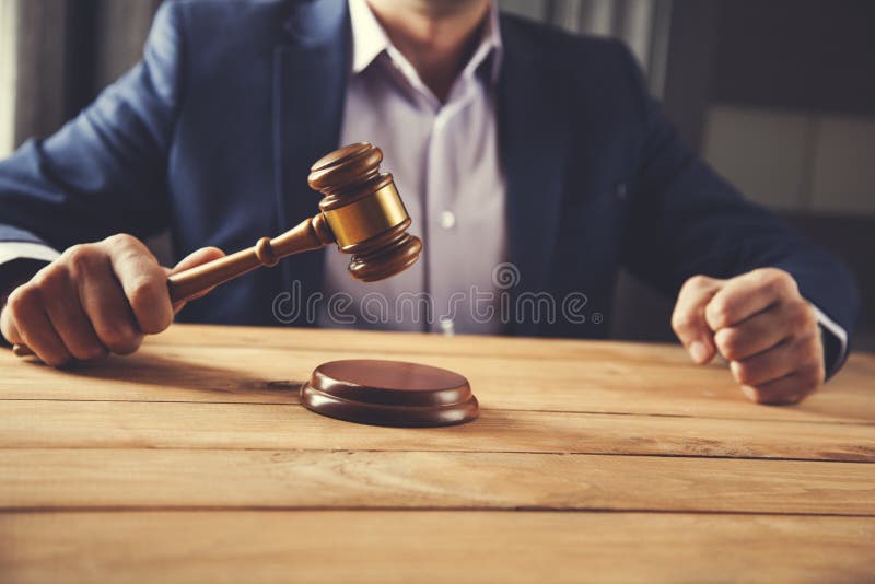 Juiz da mão do homem com punho imagem de stock Juiz da mão do homem com punho imagem de stock