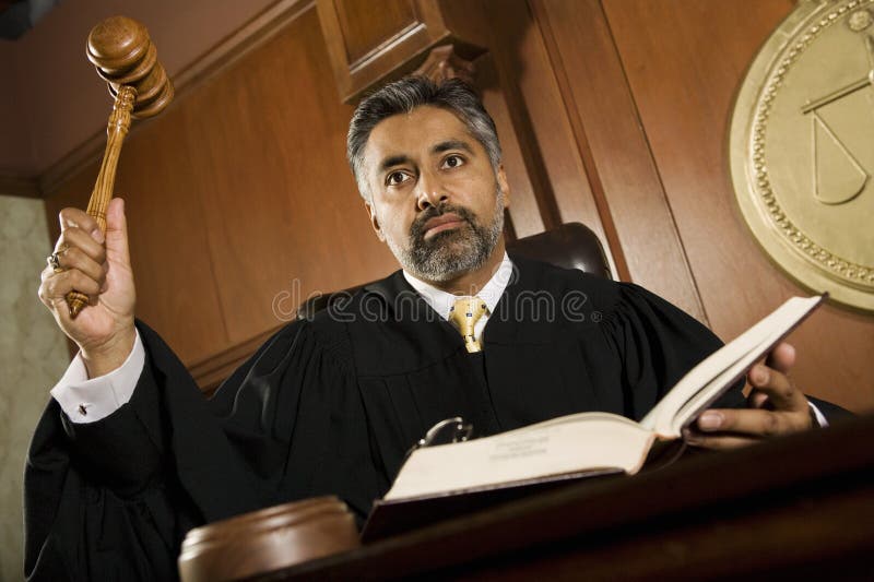 Juiz masculino Knocking Gavel fotos de stock Juiz masculino Knocking Gavel fotos de stock