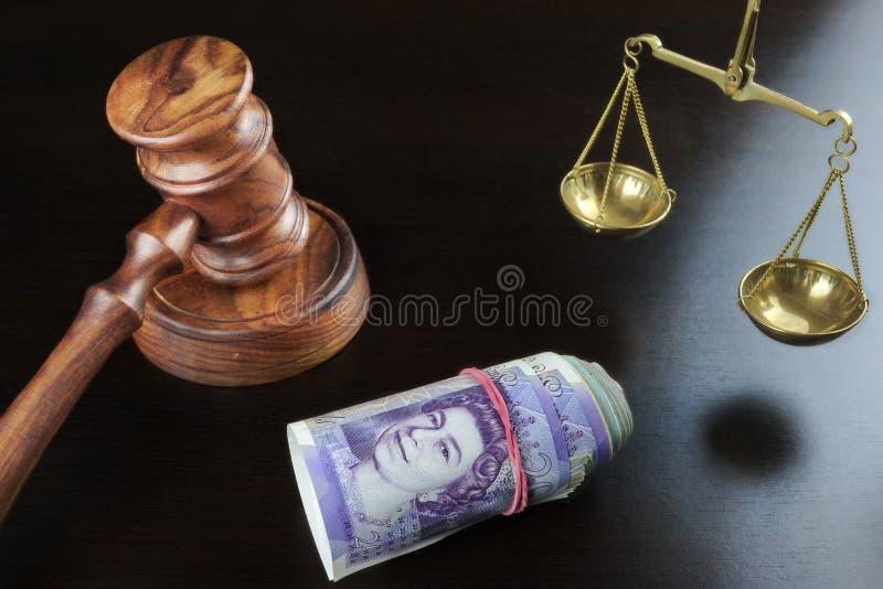 Juizes martelo, escala de justiça And British Cash na tabela imagens de stock royalty free Juizes martelo, escala de justiça And British Cash na tabela imagens de stock royalty free