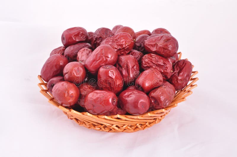 Jujubes rouges dans un panier sur le blanc images libres de droits Jujubes rouges dans un panier sur le blanc images libres de droits