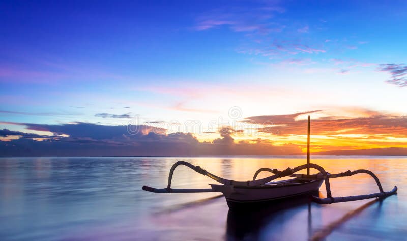 Tradicional un barco sobre el amanecer más cercano Playa recubrimiento Océano.