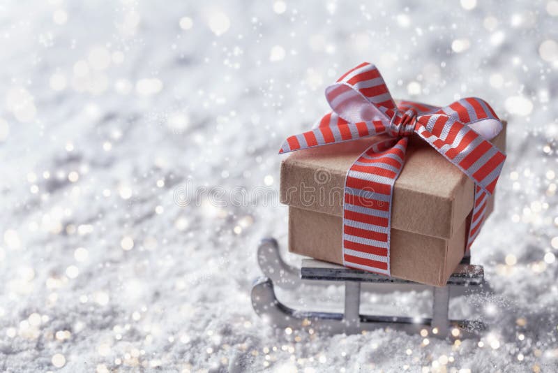 Jul eller leveransbegrepp för nytt år Släde med en gåvaask i snön royaltyfri fotografi Jul eller leveransbegrepp för nytt år Släde med en gåvaask i snön royaltyfri fotografi