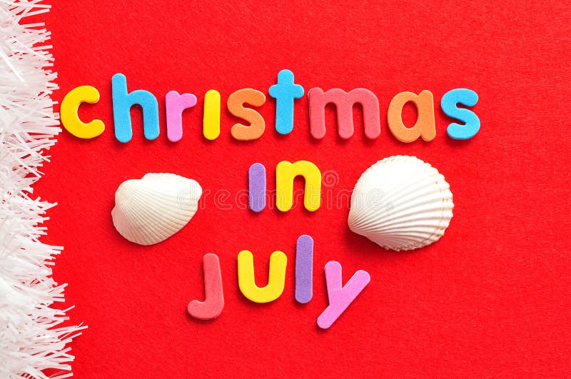 Jul i Juli med skal och en rad av vitt glitter royaltyfria foton Jul i Juli med skal och en rad av vitt glitter royaltyfria foton