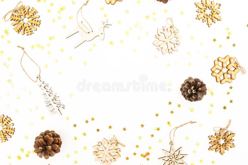 Jul inramar med träträdgarnering, snöflingor, guld- konfettier och sörjer kottar på vit bakgrund Lekmanna- lägenhet, bästa sikt n arkivbilder Jul inramar med träträdgarnering, snöflingor, guld- konfettier och sörjer kottar på vit bakgrund Lekmanna- lägenhet, bästa sikt n arkivbilder