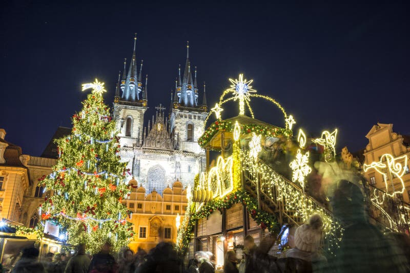 Jul marknadsför på aftonen i Prague, Tjeckien royaltyfria foton Jul marknadsför på aftonen i Prague, Tjeckien royaltyfria foton