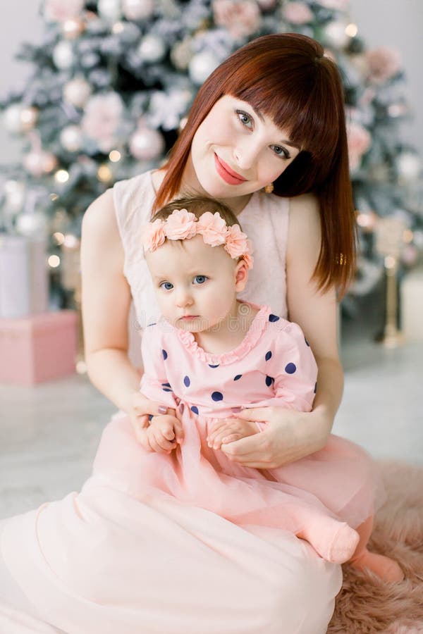 Jul och Gott nytt år på helgdagar Begreppet familj, mor och barn Glad mamma och hennes söta flicka i rosa arkivfoton Jul och Gott nytt år på helgdagar Begreppet familj, mor och barn Glad mamma och hennes söta flicka i rosa arkivfoton
