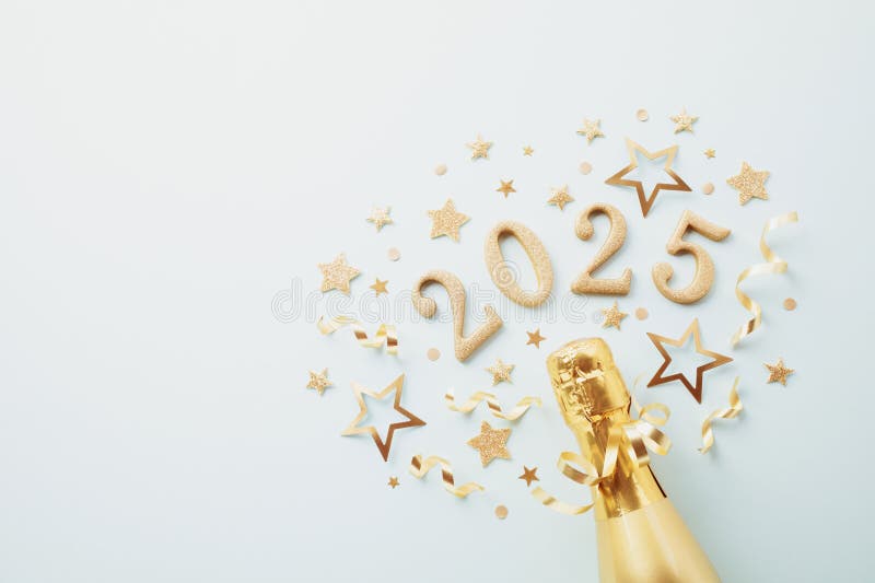 Jul och nyårskomposition med guldchampagneflaskor, konetti-stjärnor och nummer 2025. plana royaltyfri fotografi