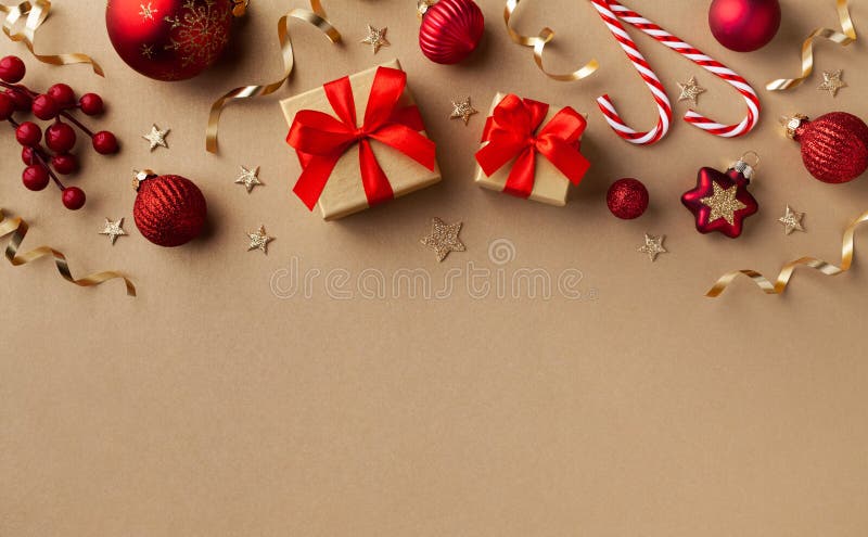 Jul- och nyårssammansättning Presentlådor, semesterdekorationer på den gyllene bakgrunden, översta vyn Plattlägg arkivbild