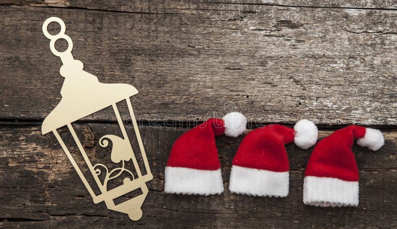 Jul semestrar bakgrund med jultomtenhatten och garneringar arkivfoton Jul semestrar bakgrund med jultomtenhatten och garneringar arkivfoton