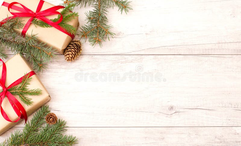 Julbakgrund. lycklig ny årssammansättning. julklapp med röda band med pinjekonar för fibergrenar av trä fotografering för bildbyråer