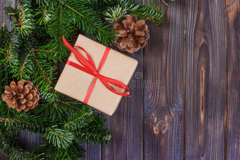 Julbakgrund med dekorerade gåvaaskar och julgranfilialer Julbakgrund med granfilialer och kraft papper fotografering för bildbyråer Julbakgrund med dekorerade gåvaaskar och julgranfilialer Julbakgrund med granfilialer och kraft papper fotografering för bildbyråer