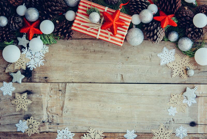 Julbakgrund med gåvaaskar och garneringar på trät arkivbild Julbakgrund med gåvaaskar och garneringar på trät arkivbild