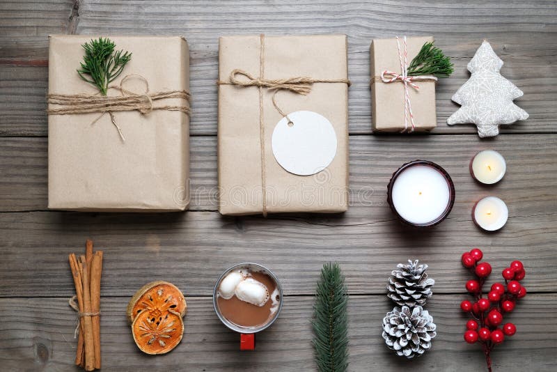 Julbakgrund med handgjorda närvarande gåvaaskar och lantlig garnering på tappningträbräde royaltyfria foton Julbakgrund med handgjorda närvarande gåvaaskar och lantlig garnering på tappningträbräde royaltyfria foton