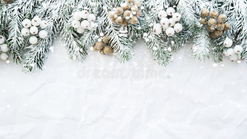 Julbakgrund med xmas-trädet på vit knövlade bakgrund Hälsningkort för glad jul, ram, baner fotografering för bildbyråer Julbakgrund med xmas-trädet på vit knövlade bakgrund Hälsningkort för glad jul, ram, baner fotografering för bildbyråer