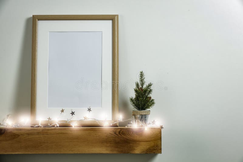 Juldekorationer i ljusblanka färger med julljus och bildrutebilder Bakgrund till träskydd och vit vägg arkivfoton