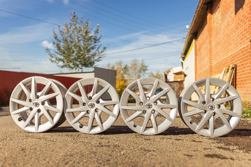 Jule 2019 de Krasnoïarsk, Russie 12 : quatre vieilles roues en aluminium originales de prius de Toyota Utilisé, dehors photo libre de droits Jule 2019 de Krasnoïarsk, Russie 12 : quatre vieilles roues en aluminium originales de prius de Toyota Utilisé, dehors photo libre de droits