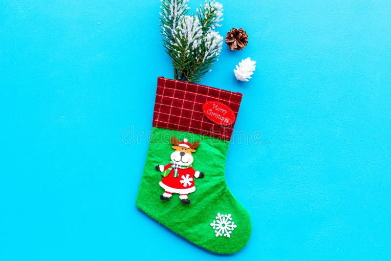 julen dekorerar nya home idéer för garnering till Traditionella festliga sockor med den prydliga filialen och att sörja kottar på fotografering för bildbyråer julen dekorerar nya home idéer för garnering till Traditionella festliga sockor med den prydliga filialen och att sörja kottar på fotografering för bildbyråer