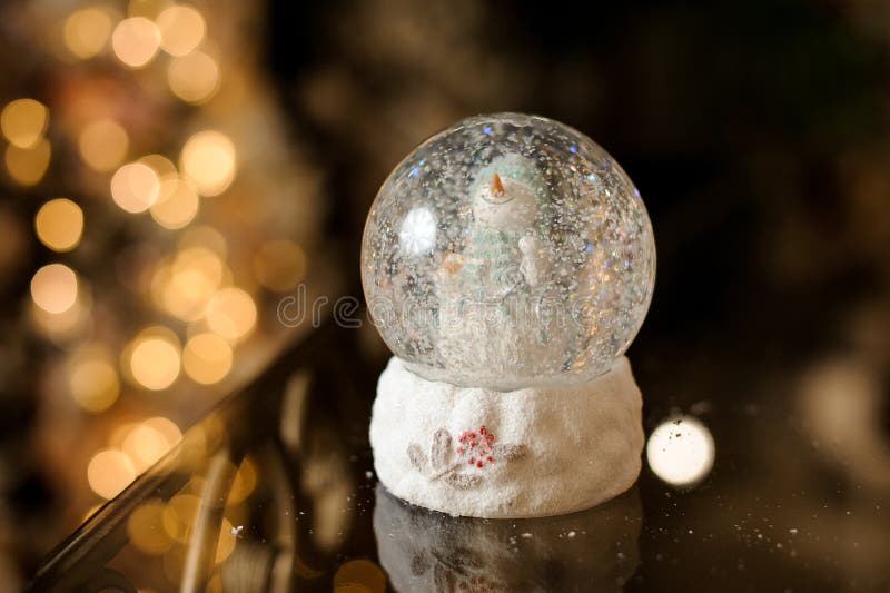 Julexponeringsglasboll med en gullig snögubbeinsida royaltyfria foton Julexponeringsglasboll med en gullig snögubbeinsida royaltyfria foton