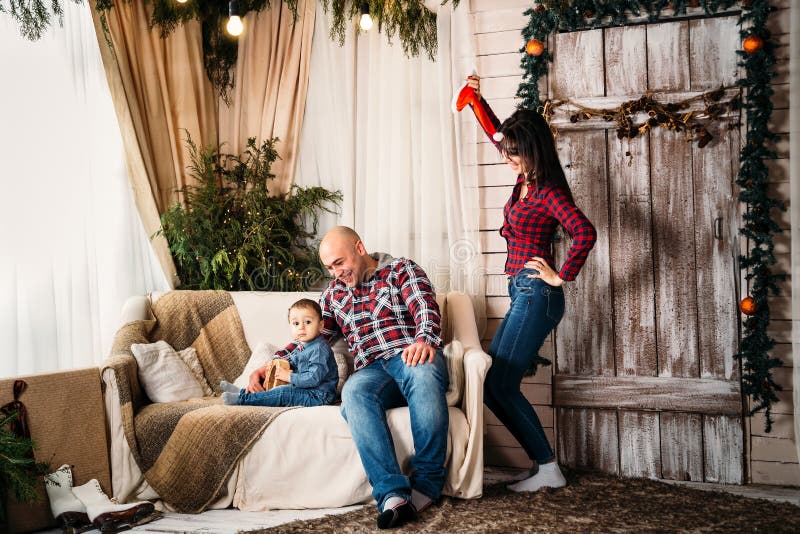 Julfamiljståenden av ungt lyckligt le uppfostrar att spela med den lilla ungen Begrepp för Xmas för vinterferie och för nytt år arkivfoton Julfamiljståenden av ungt lyckligt le uppfostrar att spela med den lilla ungen Begrepp för Xmas för vinterferie och för nytt år arkivfoton
