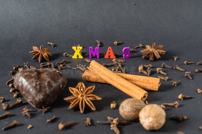 Julgarnering med kanelbruna pinnar pepparkaka och kryddor royaltyfri fotografi Julgarnering med kanelbruna pinnar pepparkaka och kryddor royaltyfri fotografi