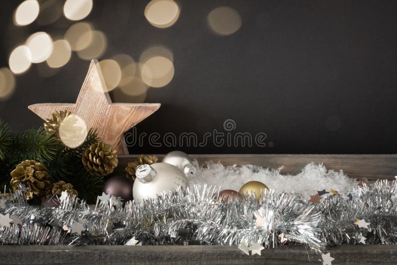 Julgarnering med trästjärnan för glass bollar och bokehligh royaltyfri bild Julgarnering med trästjärnan för glass bollar och bokehligh royaltyfri bild