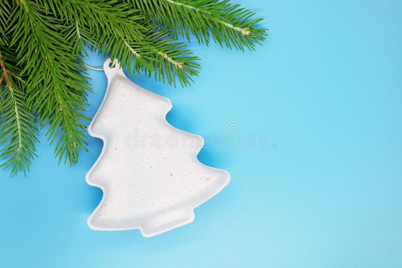 Julgarnering på vårar prydlig närbild, jul bakgrund, jullynne, mall för text, ställe för text arkivbild Julgarnering på vårar prydlig närbild, jul bakgrund, jullynne, mall för text, ställe för text arkivbild