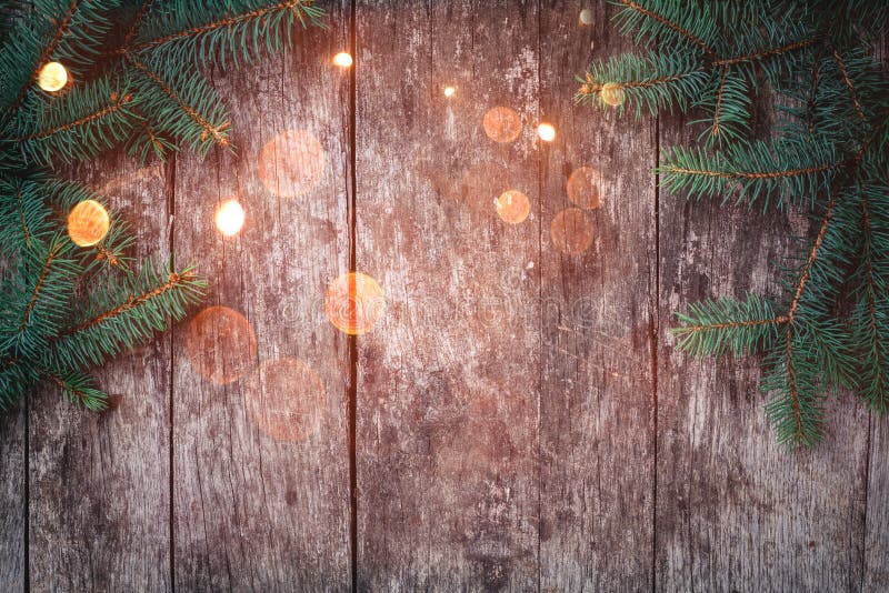 Julgran förgrena sig på träbakgrund Sammansättning för Xmas och för lyckligt nytt år royaltyfria bilder