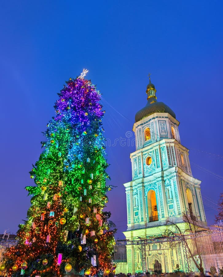 Julgran och helgon Sophia Cathedral, en UNESCOvärldsarv i Kiev, Ukraina fotografering för bildbyråer Julgran och helgon Sophia Cathedral, en UNESCOvärldsarv i Kiev, Ukraina fotografering för bildbyråer